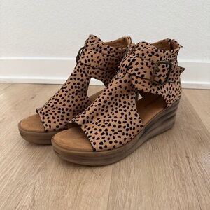 Pierre Dumas Spotted Print Memory Foam Brown Wedge Sandals, Size 9